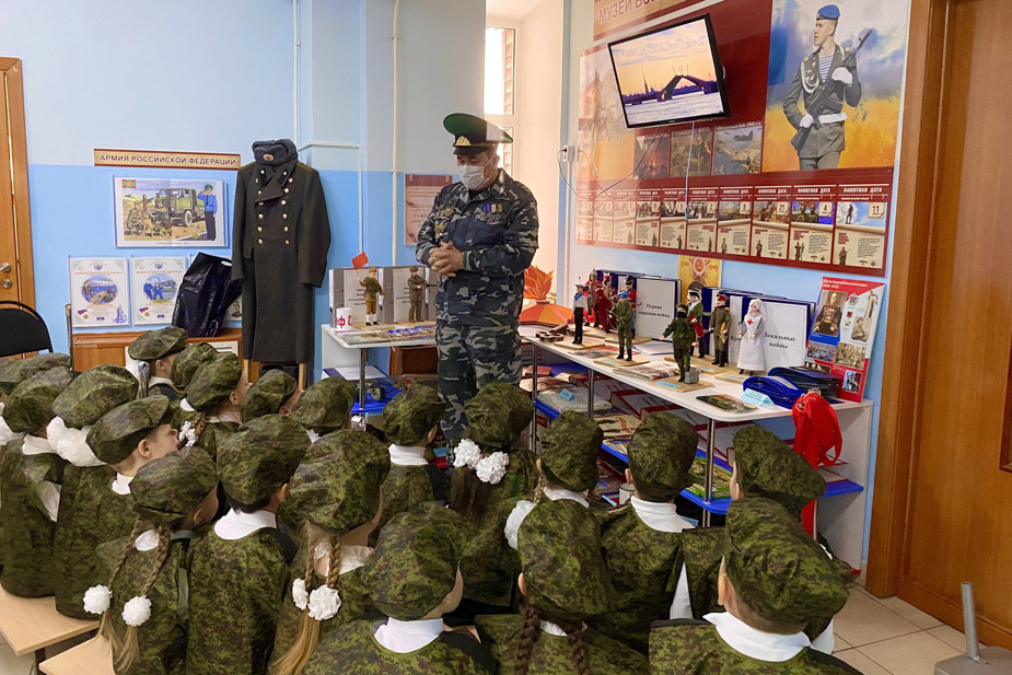 Андрей Приказчиков с детьми в созданном им народном музее защитников Отечества