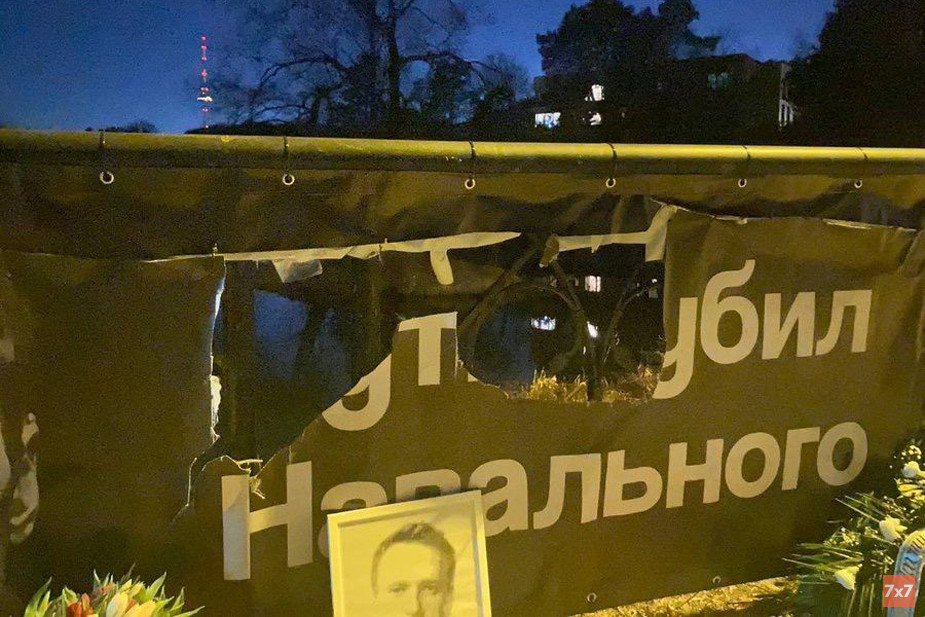 Неизвестные снова порезали баннер с портретом Навального напротив российского посольства в Литве