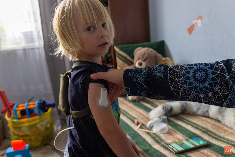 «Поживите пару дней нашей жизнью». Новгородским детям с диабетом власти не выдают устройства для мониторинга глюкозы