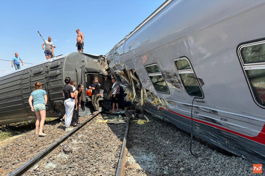 Passenger train derails in Volgograd Oblast
