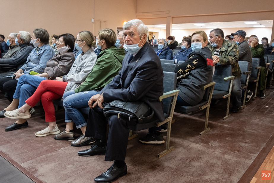 Жители на встрече в Доме культуры 10 июня. В центре - Анатолий Рогачёв