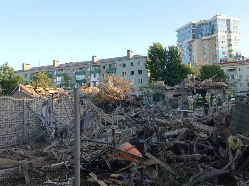 Обломки на месте дома, куда упала ракета