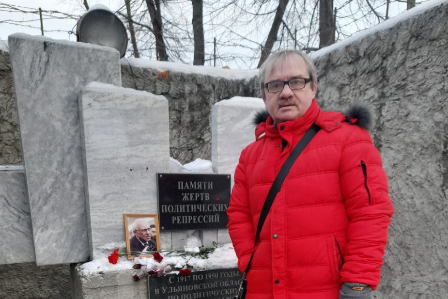 В день памяти Сахарова активист из Ульяновска возложил цветы к мемориалу жертв политрепрессий