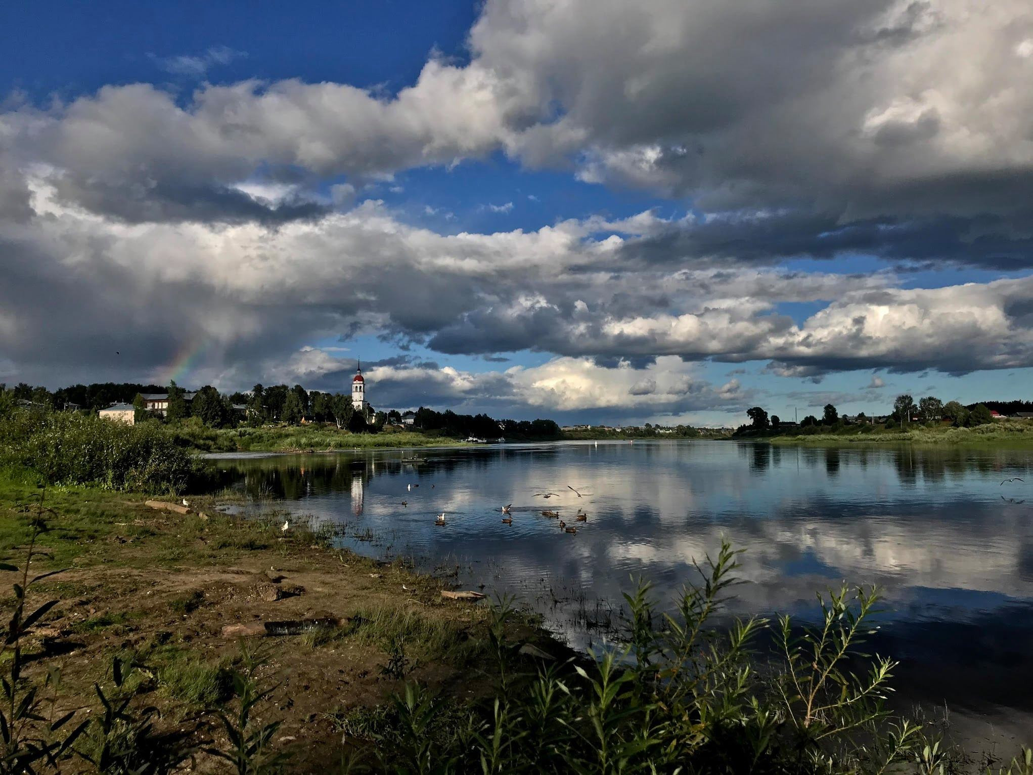Река сухона вологодской. Река Сухона Тотьма. Исток Сухоны. Река Сухона Вологодской области. Исток реки Сухона.