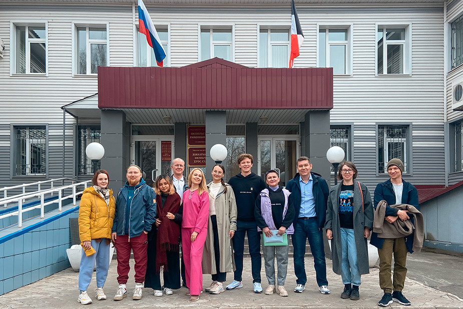 Лариса Фефилова с группой поддержки в день суда по делу Никиты Горбунова. За антивоенную акцию ему назначили штраф 30 тыс. руб.