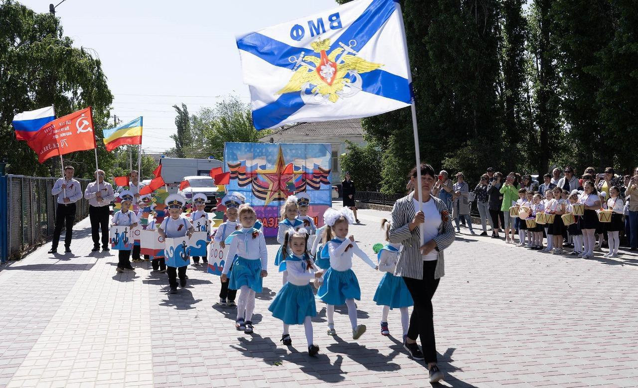 «Парады дошкольных войск» провели в российских регионах ко Дню Победы
