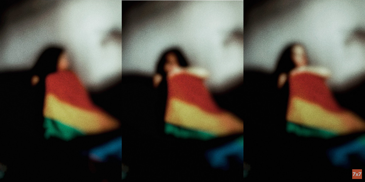 «Вместе с флагом в шкафу сижу и я». Фотопроект об ЛГБТК+ символике, которую россияне спрятали дома из-за законов